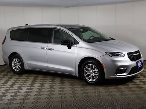 Used 2024 Chrysler Pacifica Touring-L image 2