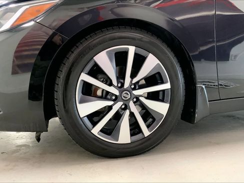 Used 2021 Nissan Sentra SV w/ SV Premium Package image 9