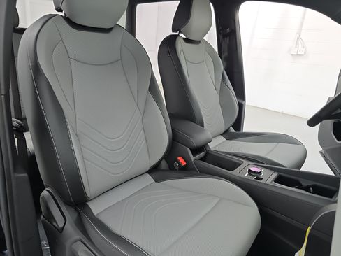 New 2026 Volkswagen Tiguan SE R-Line FWD image 10