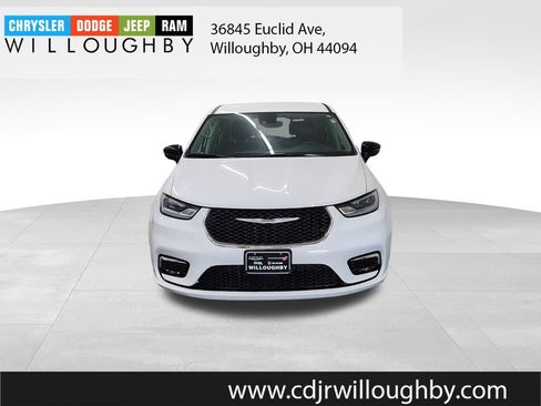 Used 2024 Chrysler Pacifica Touring-L FWD image 2