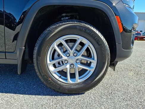 New 2025 Jeep Grand Cherokee Laredo w/ Luxury Tech Group I AWD/4WD image 5