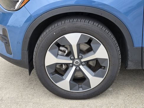 Used 2025 Volvo XC40 B5 Plus image 16