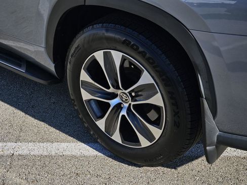 Used 2020 Toyota Highlander XLE image 8