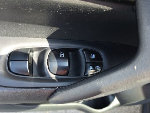 Used 2019 Nissan Rogue S FWD image 12