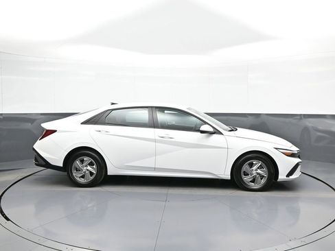 Certified 2025 Hyundai Elantra SE image 5