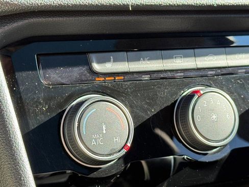 Used 2023 Volkswagen Taos SE w/ Panoramic Sunroof Package image 19