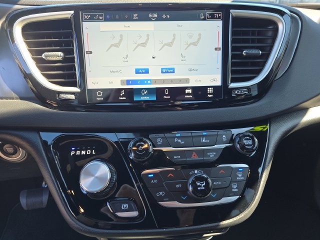 Used 2025 Chrysler Pacifica Select FWD image 32