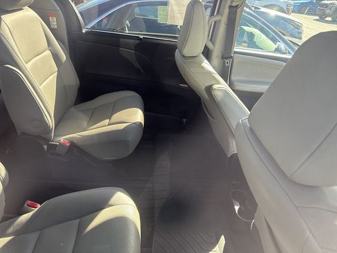 Used 2020 Toyota Sienna Limited Premium image 9