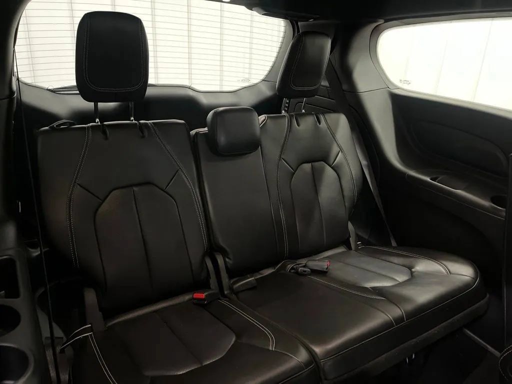 Used 2024 Chrysler Pacifica Limited FWD image 15