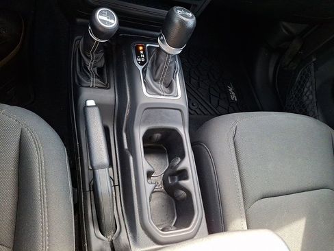 Used 2019 Jeep Wrangler Unlimited Sahara AWD/4WD image 25