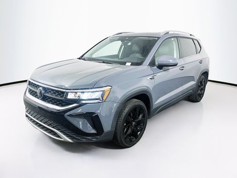 Used 2022 Volkswagen Taos SE w/ Panoramic Sunroof Package FWD image 3