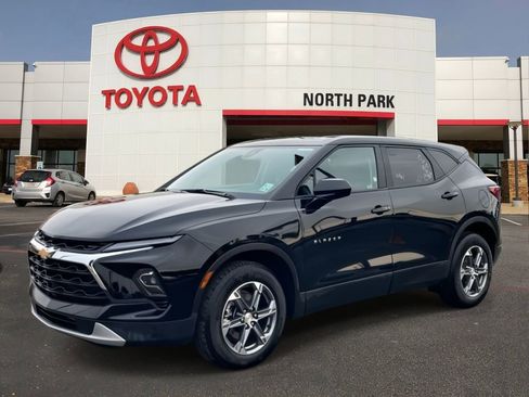 Used 2025 Chevrolet Blazer LT image 1