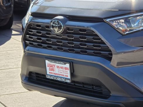 Used 2020 Toyota RAV4 XLE Premium image 9