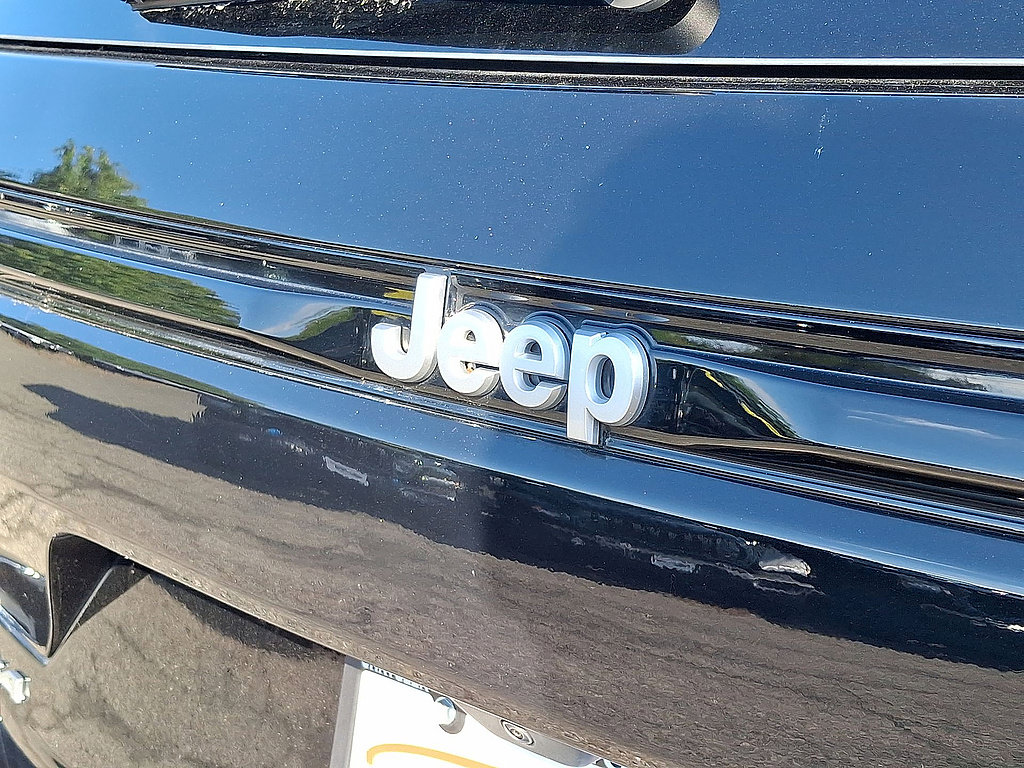 Certified 2025 Jeep Grand Cherokee Limited w/ Trailer Tow Package AWD/4WD image 30