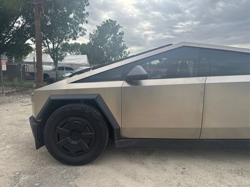 Used 2025 Tesla Cybertruck AWD Crew Cab image 24