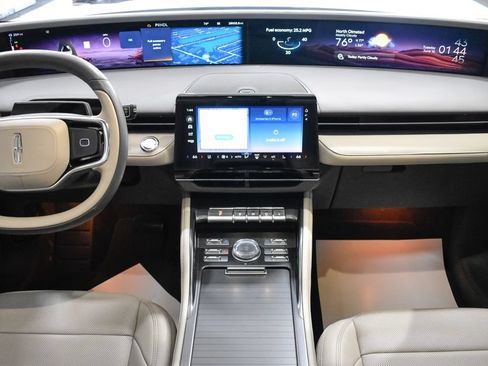 Used 2025 Lincoln Nautilus Premier AWD/4WD image 17