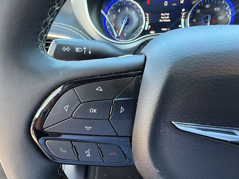 Used 2025 Chrysler Pacifica Limited FWD image 29