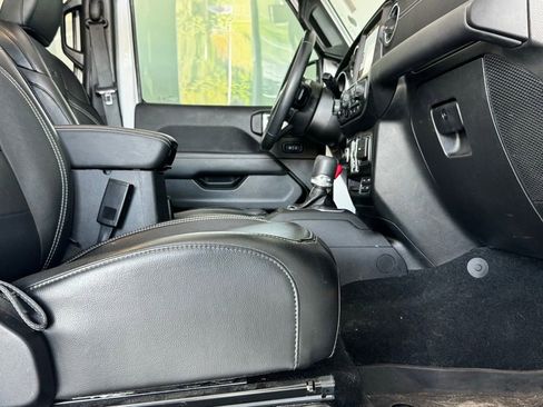 Used 2022 Jeep Wrangler Unlimited Sahara w/ LED Lighting Group AWD/4WD image 5