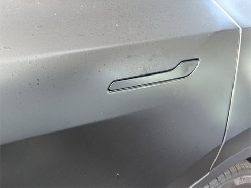 Used 2022 Tesla Model Y Long Range image 9