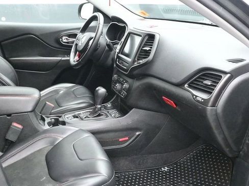 Used 2019 Jeep Cherokee Trailhawk w/ Comfort/Convenience Group image 10