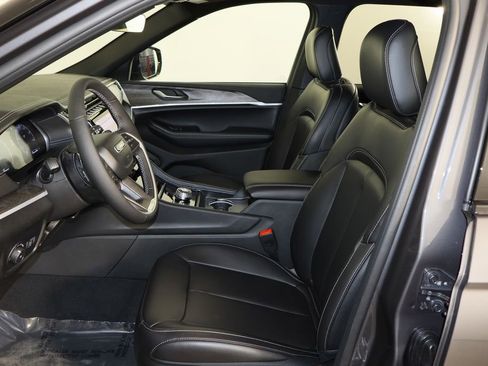 New 2025 Jeep Grand Cherokee Limited image 16