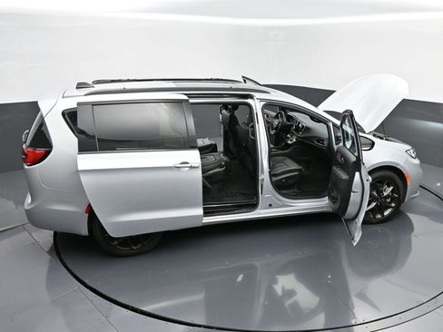 Used 2023 Chrysler Pacifica Limited w/ S Appearance Package image 65