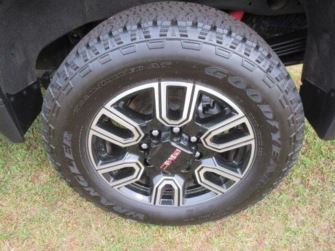 Used 2023 GMC Sierra 2500 AT4 w/ AT4 Preferred Package AWD/4WD image 11