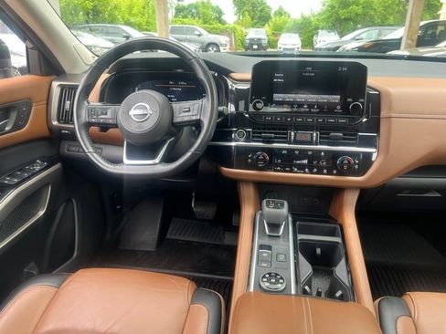 Certified 2024 Nissan Pathfinder Platinum w/ Black Appearance Package AWD/4WD image 18