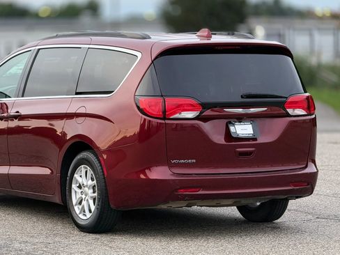 Used 2020 Chrysler Voyager Lxi FWD image 16