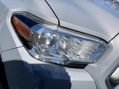 Used 2021 Toyota Tacoma SR5 w/ Trail Edition image 27