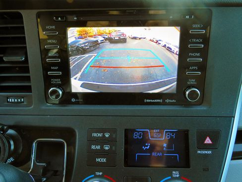 Used 2020 Toyota Sienna XLE image 31