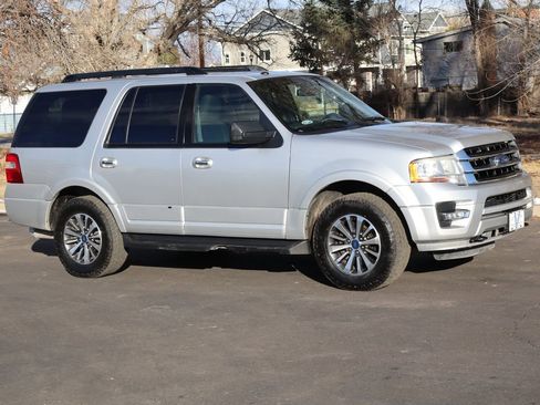 Used 2017 Ford Expedition XLT image 2