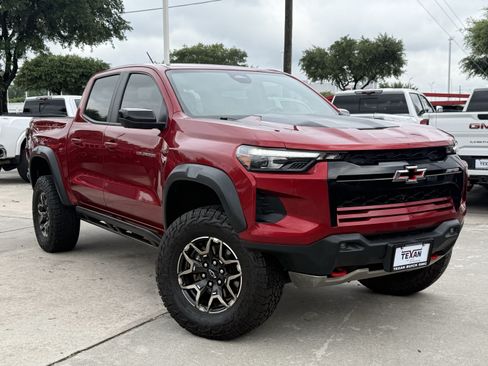 Used 2024 Chevrolet Colorado ZR2 w/ ZR2 Convenience Package III AWD/4WD image 2
