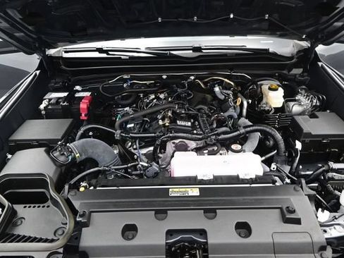 Used 2025 Toyota Tacoma SR5 AWD/4WD image 17