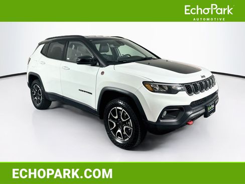 Used 2025 Jeep Compass Trailhawk AWD/4WD image 1