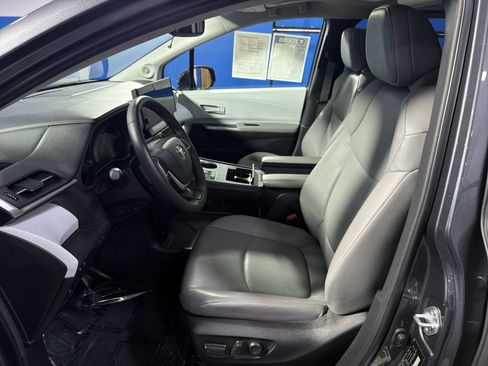 Used 2025 Toyota Sienna XLE w/ XLE Plus Package FWD image 18