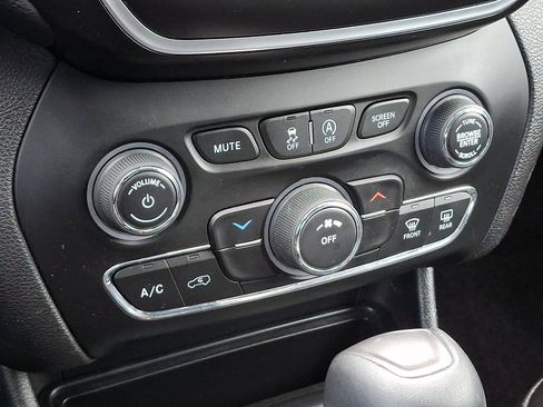 Certified 2019 Jeep Cherokee Latitude Plus AWD/4WD image 16