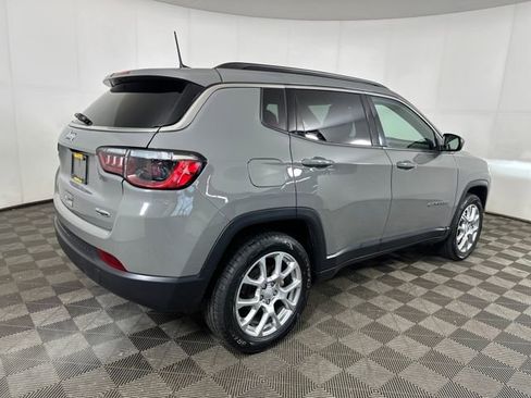 Used 2023 Jeep Compass Latitude AWD/4WD image 3