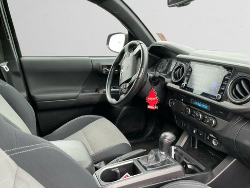 Used 2022 Toyota Tacoma TRD Off-Road RWD image 15
