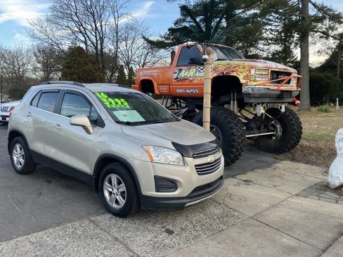 Used 2016 Chevrolet Trax LT w/ LT Convenience Package image 2