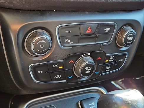 Used 2017 Jeep Compass Latitude w/ Popular Equipment Group FWD image 16