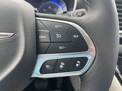 Used 2024 Chrysler Pacifica Touring-L image 20