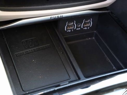 Used 2024 Chrysler Pacifica Limited image 31