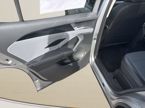 Used 2025 Volkswagen Tiguan SE w/ Panoramic Sunroof Package AWD/4WD image 21