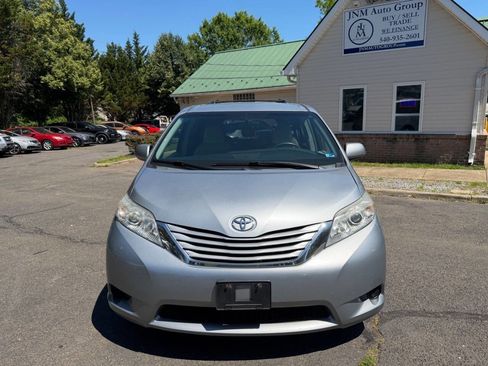 Used 2015 Toyota Sienna LE FWD image 2