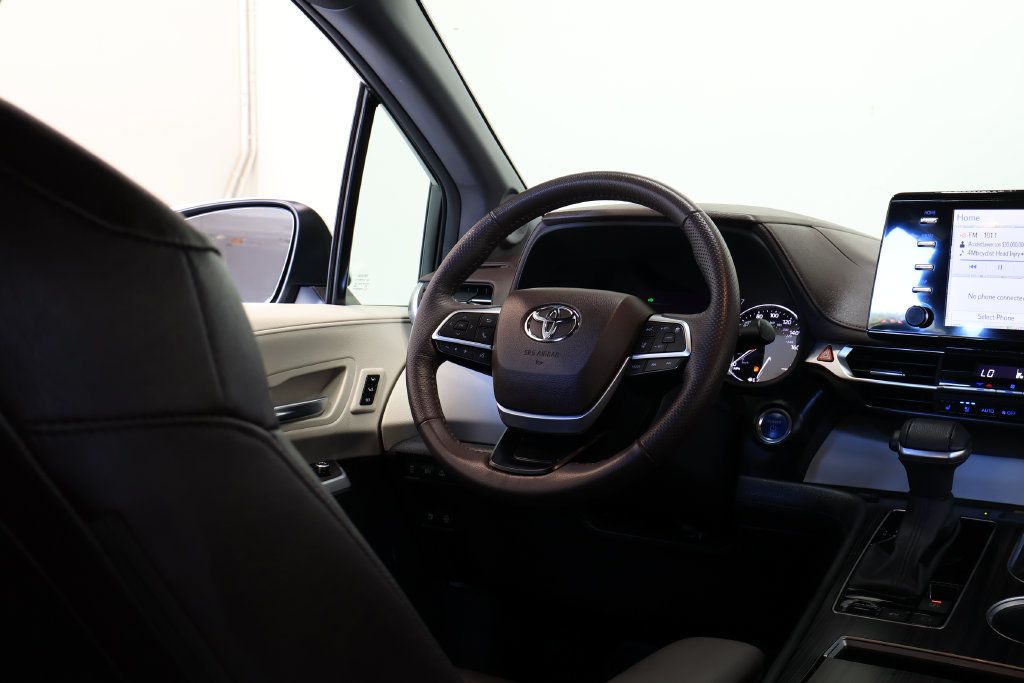 Used 2024 Toyota Sienna Platinum FWD image 28