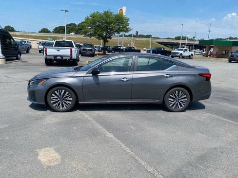 Used 2025 Nissan Altima 2.5 SV FWD image 4