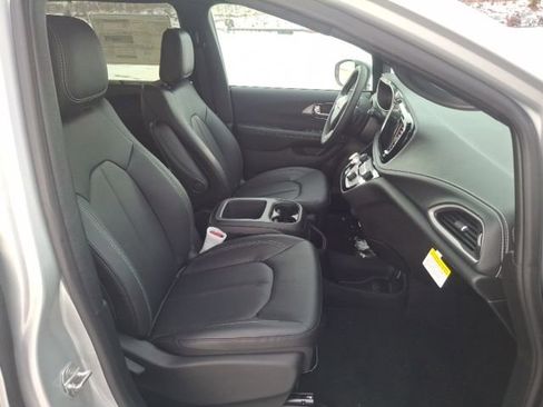 New 2026 Chrysler Pacifica Select image 28