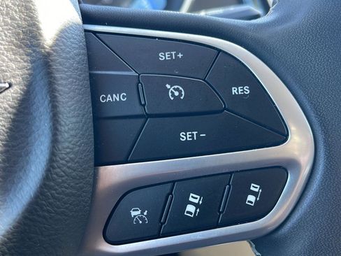 Used 2023 Chrysler Pacifica Touring-L FWD image 39