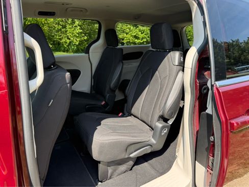Used 2017 Chrysler Pacifica Touring FWD image 9